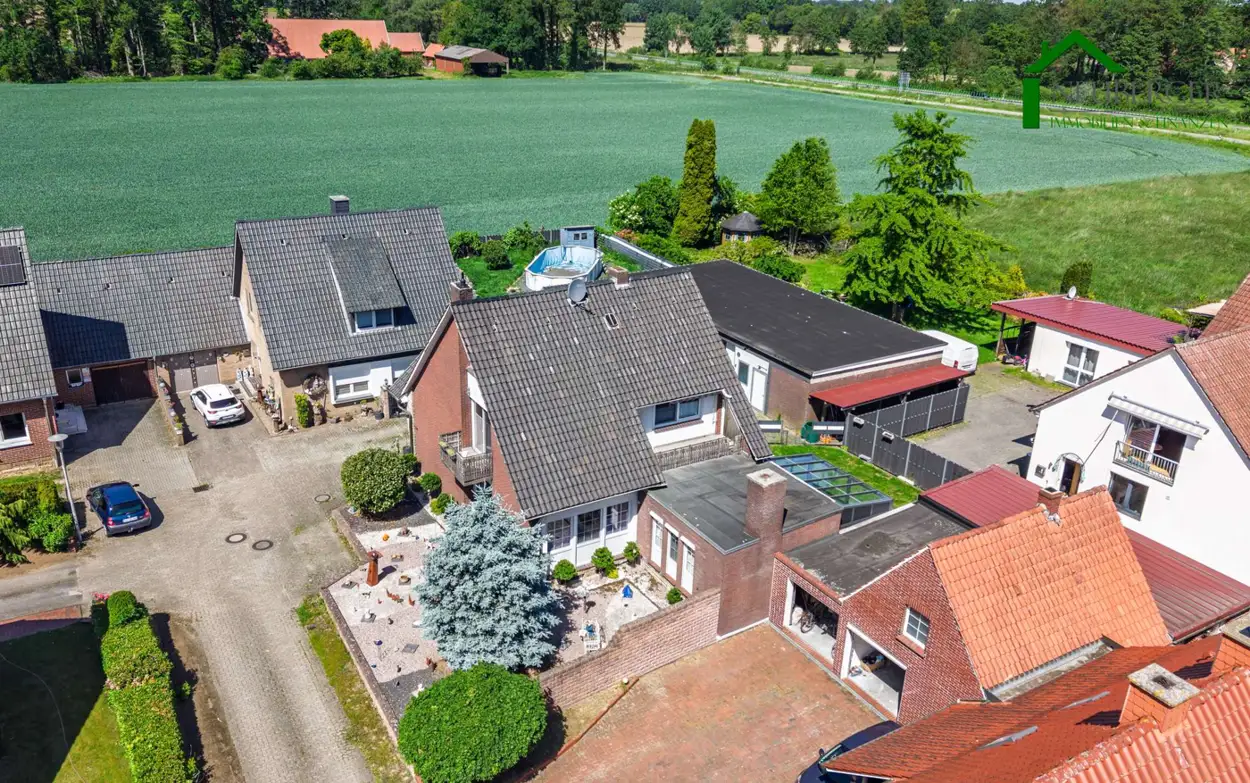 Großzügiges, modernisiertes  Wohnhaus mit Halle auf weitläufigem Eckgrundstück