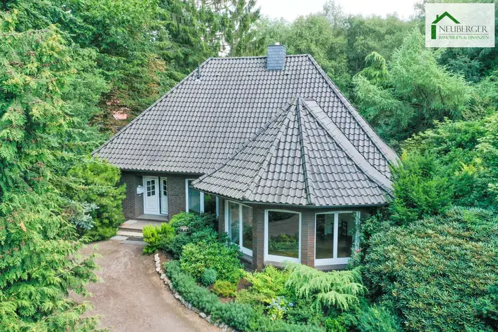 Charmanter Walmdachbungalow mit Ausbaureserve und Garage auf großem Grundstück mit Altbaumbestand
