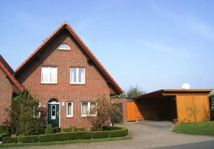Doppelhaushälfte mit Garage und Carport