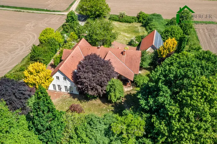 Ensemble aus zwei Wohnhäusern, zwei Apartments, großer Doppelgarage und PV-Anlage