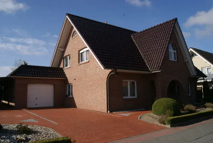 Gepflegtes Einfamilienhaus mit Garage und Carport
