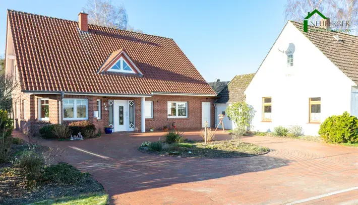 Gepflegtes Einfamilienhaus mit Nebengebäude und Doppelcarport auf großem Grundstück im Außenbereich