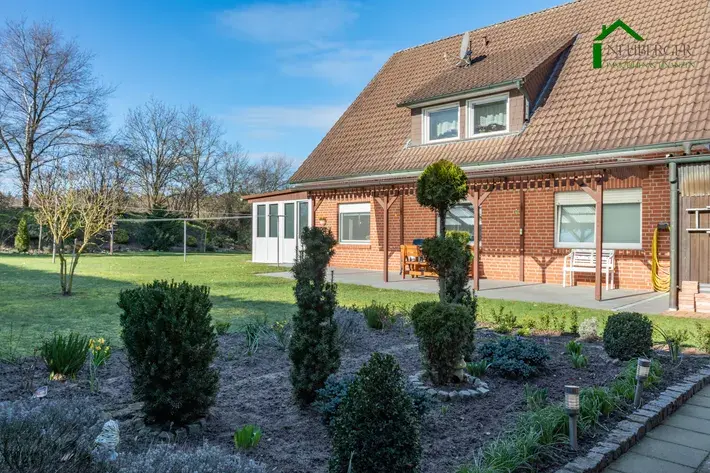 Gepflegtes Zweifamilienhaus mit Doppelcarport und großem Garten