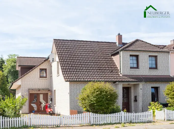 Geräumiges Zweifamilienhaus mit zwei Garagen und Garten in Südlage