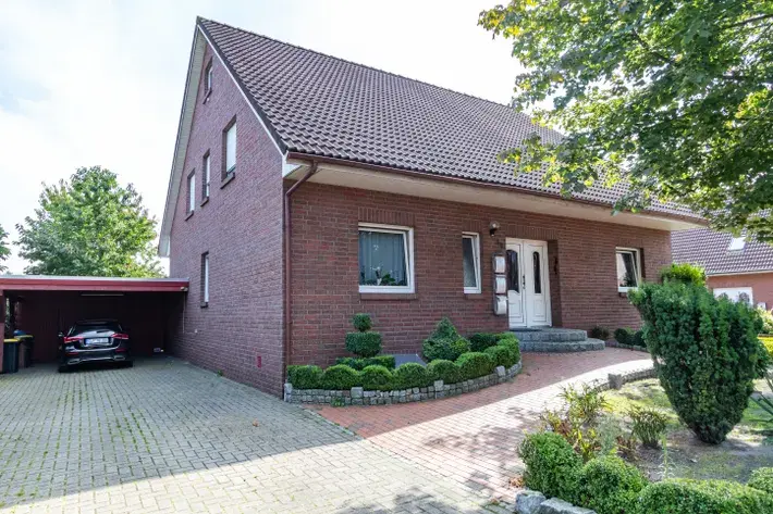 Großes Zweifamilienhaus mit Garage, Carport und Gartenteich