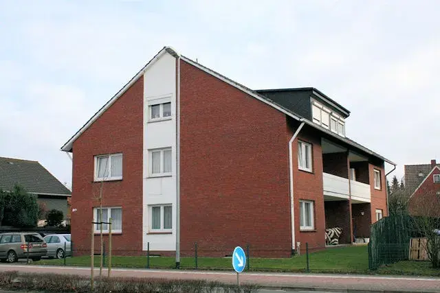 Mehrfamilienhaus mit Garagen