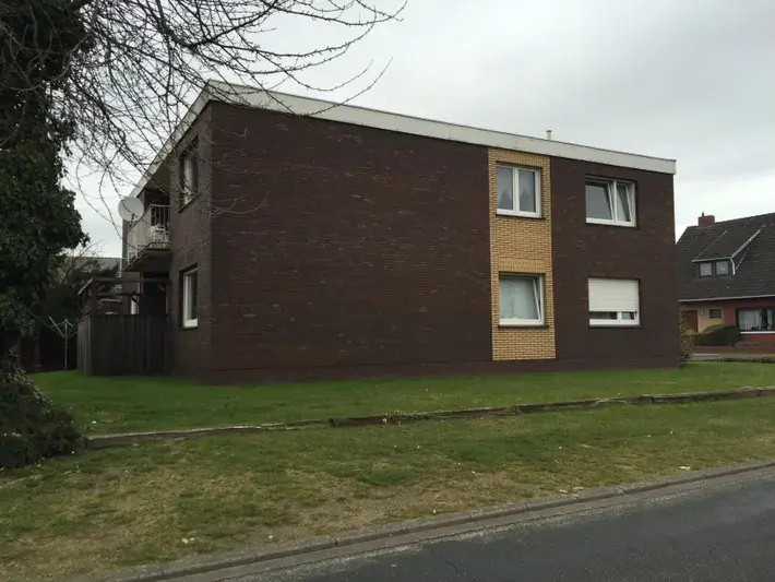 Mehrfamilienhaus und Garagen