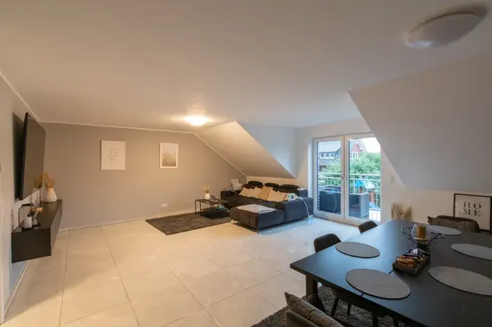 Moderne, große Wohnung im Obergeschoss mit Balkon und Stellplatz