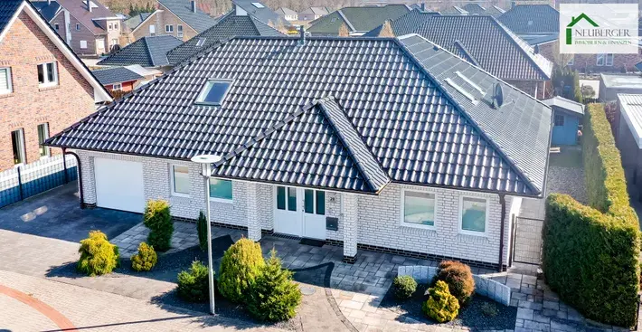 Moderner, ausgebauter Walmdachbungalow mit Garage auf schönem Gartengrundstück