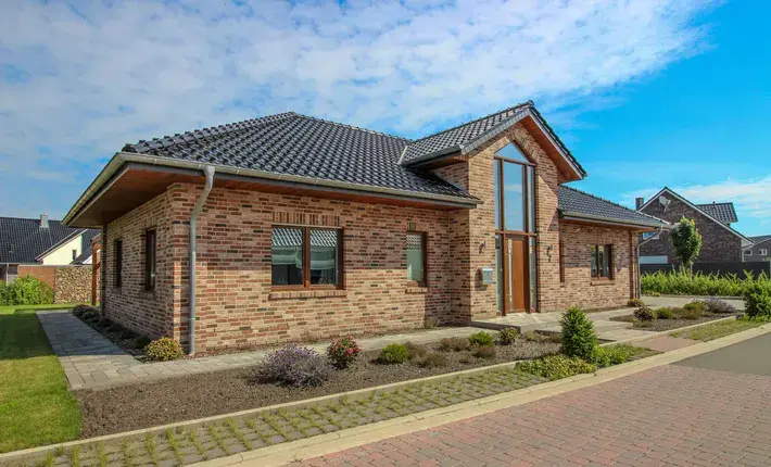 Moderner Bungalow und Garage mit Anbau