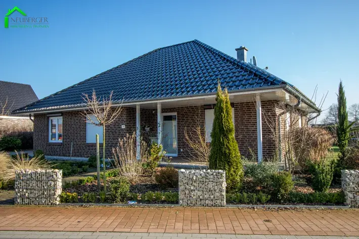 Moderner Walmdachbungalow mit Garage