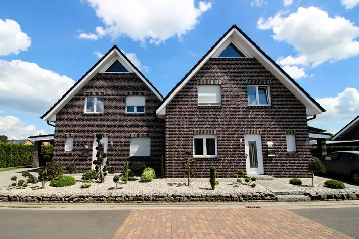 Modernes Doppelhaus mit Carports