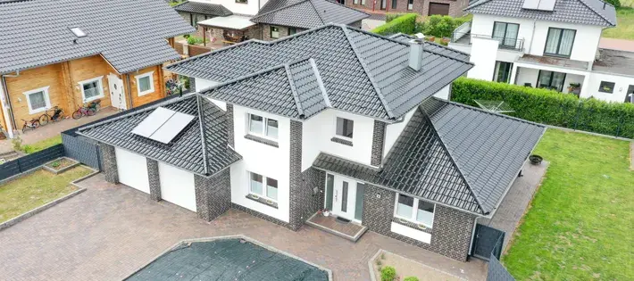 Modernes Einfamilienhaus mit Doppelgarage auf schönem Gartengrundstück