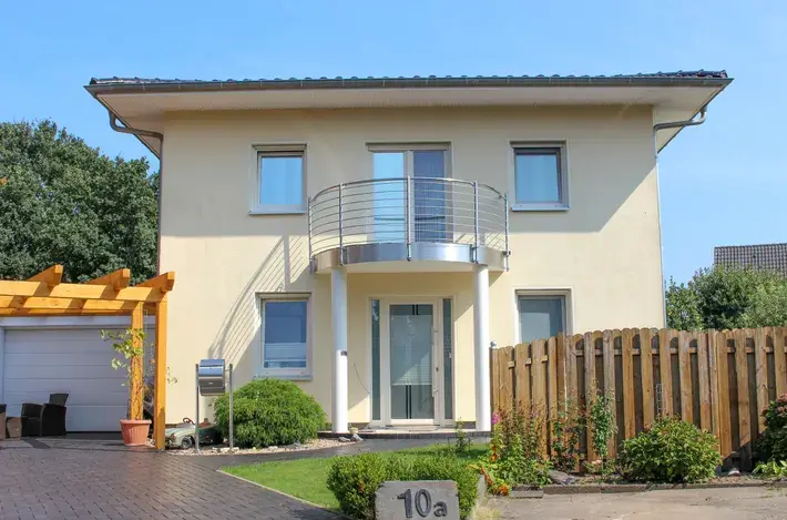 Modernes Wohnhaus mit großer Garage und Garten auf Eigentumsgrundstück