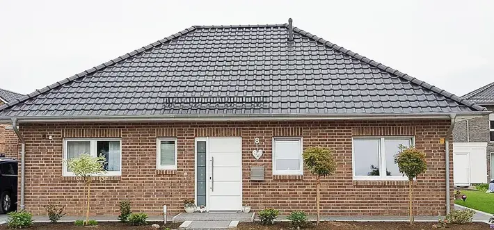 Neubau - Moderner Walmdachbungalow auf schönem, großen Grundstück