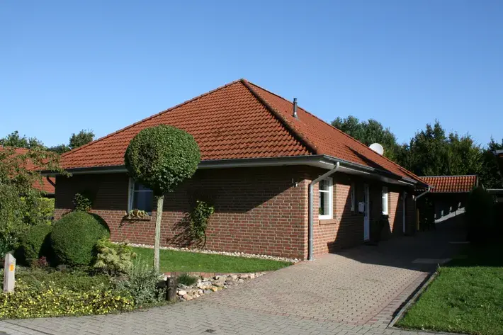 Walmdachbungalow mit Carport