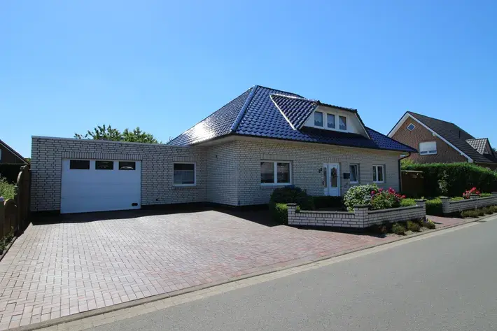 Walmdachbungalow mit Garage