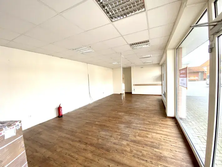 Zentrale Gewerbefläche mit großen Schaufenstern