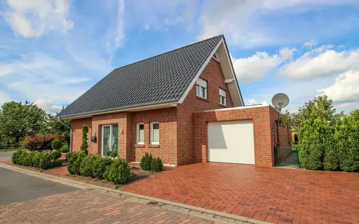 Zweifamilienhaus mit Garage und Carport
