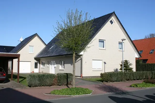 Zweifamilienhaus mit Garage