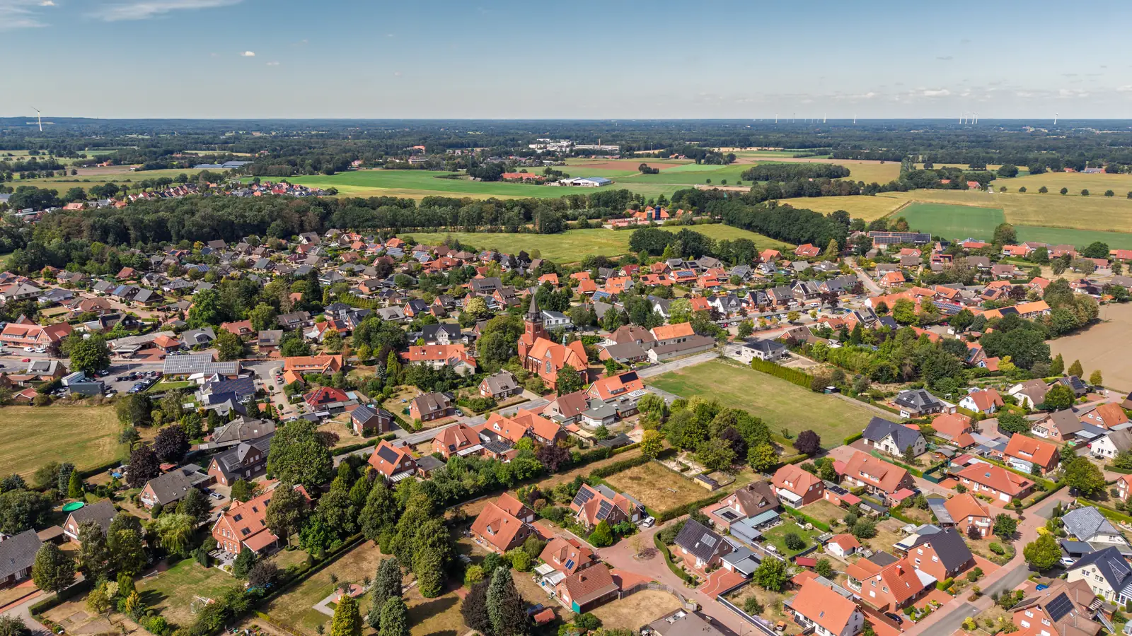 Drohnenaufnahme eines Wohngebiets in Nortrup im Artland — hier vermitteln wir